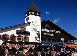 Armbrustschützenzelt Das Armbrustschützen-Zelt auf dem Oktoberfest hinter traditionellen Essens- und Souvenirständen.